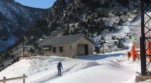 Un excursionista caminant per Vallter en un entorn nevat, aquest matí