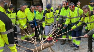Treballadors de l'Ajuntament de Girona fent cagar el tió de manera simbòlica per reclamar els augments salarials acordats