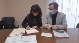 L'alcaldessa, Maria Vidal, signant la compra