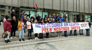 La concentració convocada per la CGT per reclamar salaris i un conveni digne per a les treballadores de la neteja
