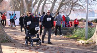 Una família participant a la recollida de diners per La Marató de TV3 a Banyoles