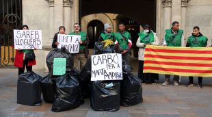 Acció de protesta de la PAH Girona Salt portant carbó a l'alcaldessa, Marta Madrenas