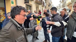 Celebració a les portes de l'administració l'Anxova Milionària de l'Escala, que ha repartit 80 MEUR