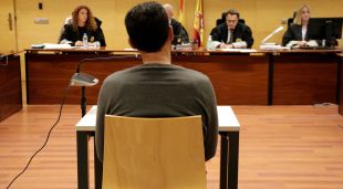 D'esquenes, l'acusat d'abusar sexualment de la fillastra a Olot