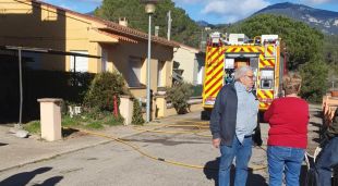 Un vehicle dels Bombers davant de la casa afectada