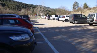L'aparcament de la Font del Querol a Campdevànol (Ripollès) ple de vehicles