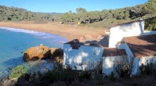 Part del conjunt edificat i, al fons, la platja de Castell