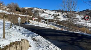 La carretera de Molló amb Coll d'Ares de fons