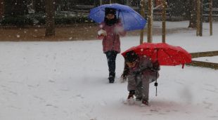 Dues nenes jugant amb la neu a Sant Hilari