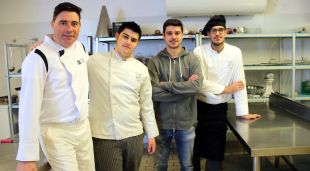 Alumnes i professors del cicle de pastisseria a Ripoll