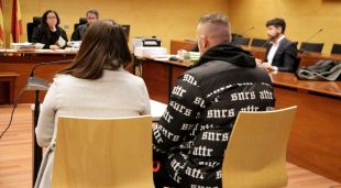 D'esquenes i al costat de l'intèrpret, l'home que va intentar matar a trets el propietari d'un bar de Lloret