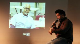 Keith LaMar, músic pres al corredor de la mort d’Ohio, ha participat per telèfon a la roda de premsa. En primer pla, Marc Ayza, percussionista i músic de jazz (Freedom First)