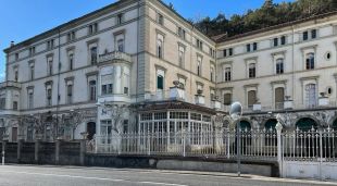 L'exterior de l'antic hotel balneari de Montagut a Campelles