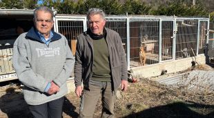 Els caçadors Jaume Vilarrasa i Francesc Colom a Camprodon, al Ripollès