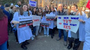 Membres del servei d'Oncologia Mèdica de l'hospital Josep Trueta de Girona manifestant-se a Barcelona