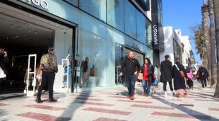 Compradors passejant per la zona comercial de Platja d'Aro