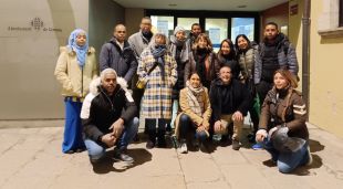 Les famílies de la PAH Girona-Salt, després de la reunió d'aquest dimarts al vespre a l'Ajuntament de Girona