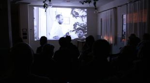 Diverses persones mirant el documental 'Dixan' a Banyoles