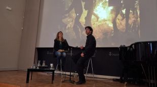 Sion Biorrun i Emilio Morenatti amb una imatge del fotògraf de fons