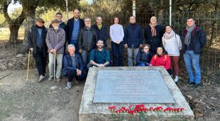 Imatge de grup després de l'ofrena floral al coll de Lli