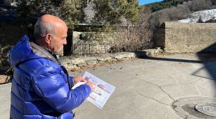 L'alcalde de Fontanals de Cerdanya, Ramon Chia, mostrant un document amb imatges virtuals del projecte