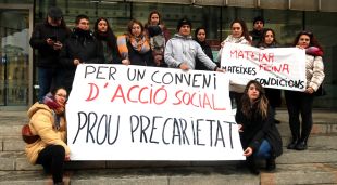 Els treballadors de la Fundació Resilis concentrats davant la Delegació del Govern de Girona per denunciar que pateixen precarietat