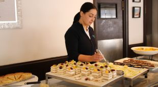 L'Anna Vykhovanets treballant al restaurant de l'hotel