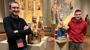 El conservador del Museu Episcopal de Vic, Marc Sureda i l'escultor Lluís Garcia amb les dues peces