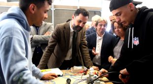 El conseller d'Empresa, Roger Torrent, amb joves que formen part del programa d'FP Ocupacional Dual d'electrònica