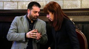 L'alcaldessa de Girona i el vicealcalde parlant abans del ple
