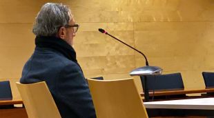 El professor de bateria de Quart acusat d'abusos. Foto de la vista a l'Audiència de Girona