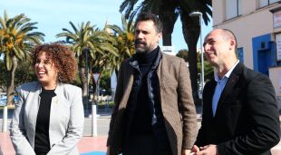 La delegada del Govern a Girona, Laia Cañigueral, el conseller d'Empresa, Roger Torrent, i l'alcalde de Palamós, Lluís Puig, al port de Palamós