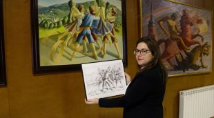 Laura Basagaña mostrant un dibuix de Fossas