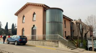 L'edifici que acull el local social i la llar d'infants de Campllong, on s'ha projectat fer-hi l'escola rural