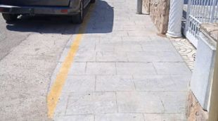 La línia groga pintada davant el garatge per evitar que s'hi aparquessin vehicles