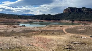 El pantà de Sau, gairebé sec, aquest matí