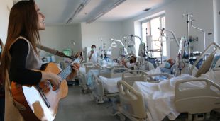 Neddermann durant la seva actuació amb pacients de diàlisi