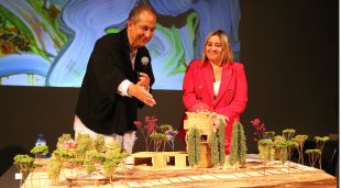 L'arquitecte Enric Ruiz-Geli amb l'alcaldessa de Figueres, Agnès Lladó, i una maqueta del projecte