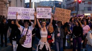 Pancartes a la capçalera de la manifestació pel 8-M a Girona