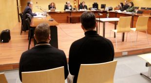 D'esquenes, els acusats d'abusar sexualment en grup d'una menor de 15 anys. Foto del judici a l'Audiència de Girona