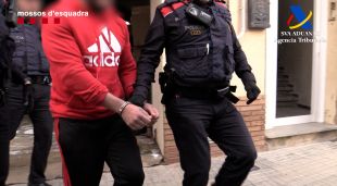 Els Mossos d'Esquadra s'emporten detingut un membre del clan familiar dedicat al tràfic de drogues