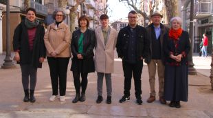 Els guanyadors dels 59 premis Recvll acompanyats de la presidenta dels premis, Maria Mercè Roca (dreta)