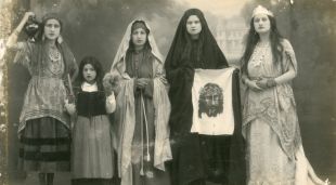 Un grup de dones que van participar a la Passió de la Bisbal del 1932