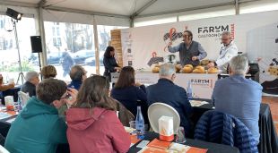 Salvador Garcia-Arbós durant el taller de tast de pa que s'ha celebrat a plaça Catalunya