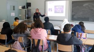 Durant la xerrada que els Mossos d'Esquadra fan als alumnes d'institut es tracten diferents delictes