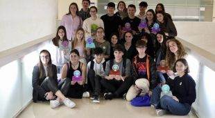 La guanyadora, primera a la dreta en la segona fila, entre els participants