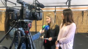 Sílvia Fàbrega i Montse González atenent als mitjans