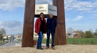 Maite Tixis amb l'artista, Rafel Planella davant de l'escultura