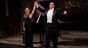 Freddie De Tommaso amb la pianista i directora Audrey Saint Gil, saludant en acabar el concert a Peralada