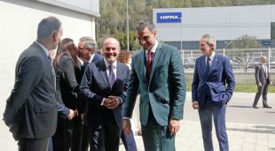 Pedro Sánchez arribant a les instal·lacions d'Hipra a Amer